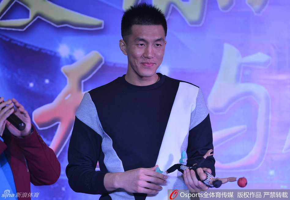 郭艾伦携父母出席签售,定制版人偶手机套尽显可爱范 郭艾伦坐在台下被粉丝热情包围,他有些不好意思地笑了,眉眼弯弯,羞涩中透着被认可的喜悦。