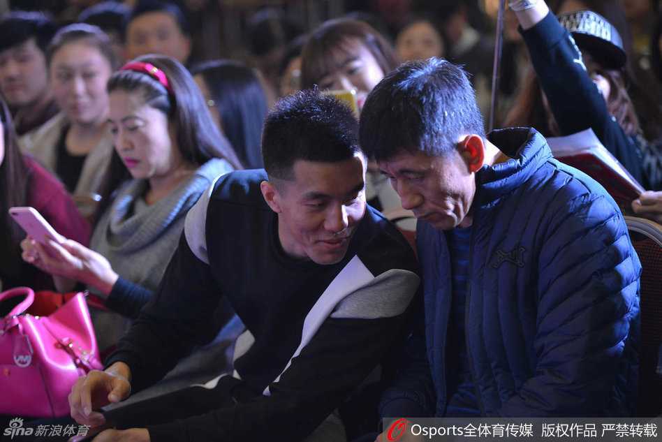 郭艾伦携父母出席签售,定制版人偶手机套尽显可爱范 郭爸爸坐在台下,双手交叠,目光紧紧跟随着台上儿子的每一个动作,嘴角不自觉地上扬,满是欣慰。