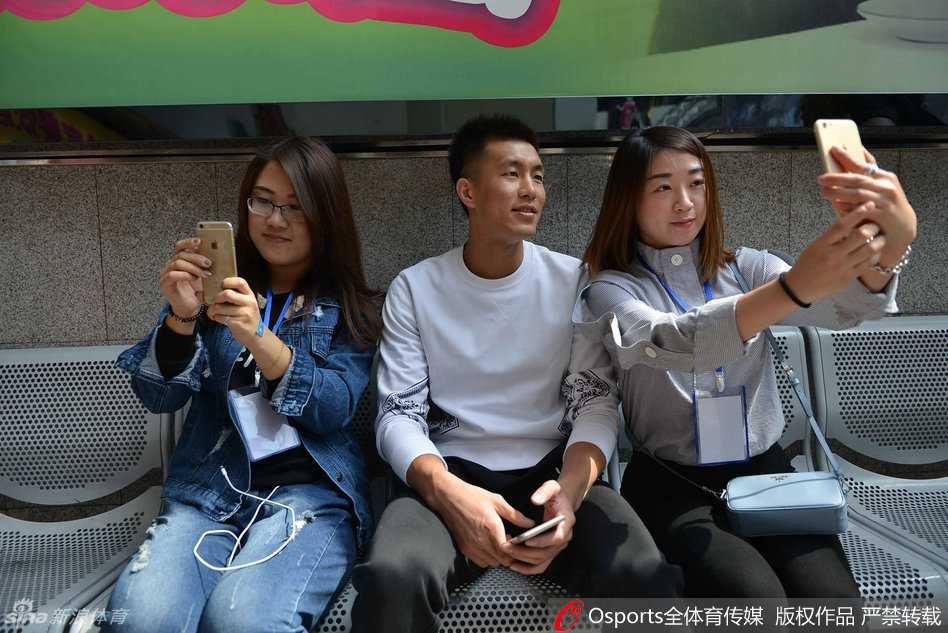 面对众多镜头，郭艾伦古灵精怪地打了个大大的哈欠，还不忘指向镜头说“你们拍你们的”，逗乐全场。