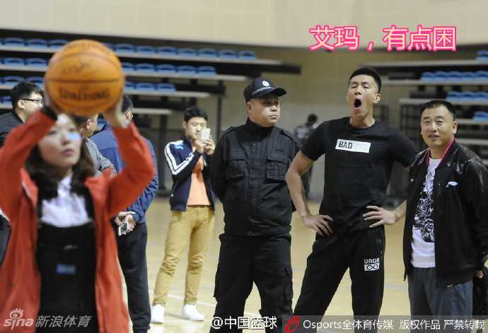 郭艾伦实在是困得睁不开眼了，他单手揉着眼睛，眉头微皱，一脸‘我是谁？我在哪？我只想睡觉’的生无可恋表情包。