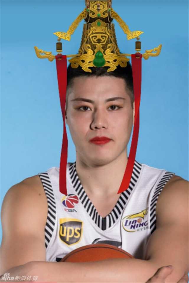 ‘颜值担当’杨鸣身穿复古西装帅气逼人，手拿折扇翩翩公子的模样，完美诠释了明明可以靠脸却偏要打球。