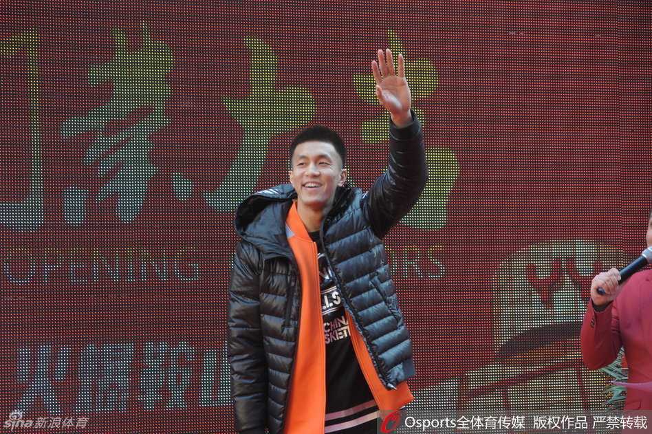 现场气氛热烈，后排的粉丝即使只能远远望见郭艾伦的背影，也依然兴奋地举起手臂欢呼，这张照片定格了那个冬日里最炽热的篮球热情。