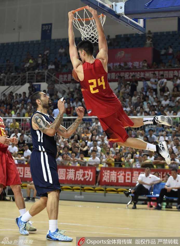 国奥队替补席一片沉寂，球员们神情落寞，毛巾盖头或目光呆滞，展现输球后最真实的众生相。