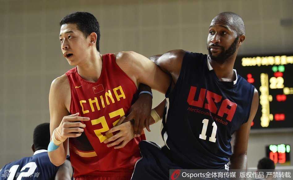 北京队后卫方硕面对严防死守，加速突破对手防线，眼神坚毅，展现出强烈的个人攻击欲望。