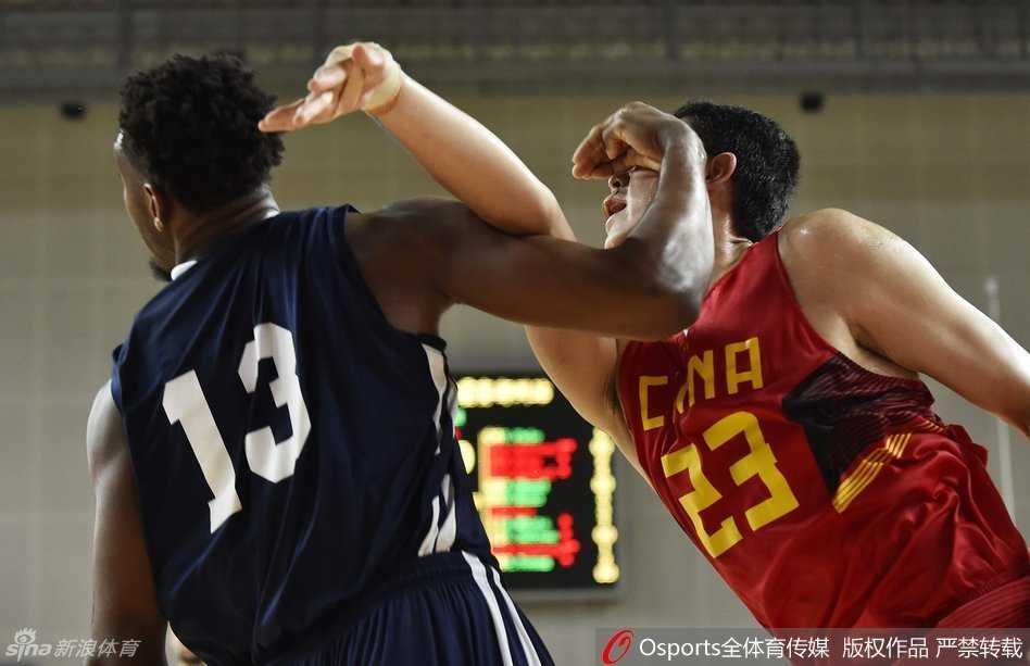 赛场瞬间出现滑稽失误，一名球员在拼抢中不慎被球衣蒙住头部，像无头苍蝇般摸索，场面让人忍俊不禁。