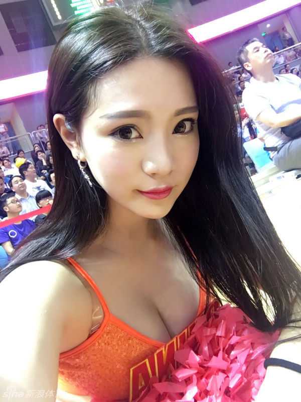 身着性感比基尼泳装的篮球宝贝，轻松驾驭清凉造型，在水波荡漾的泳池边尽情展现毫无赘肉的魔鬼身材，阳光洒在健康的小麦色肌肤上，活力十足。