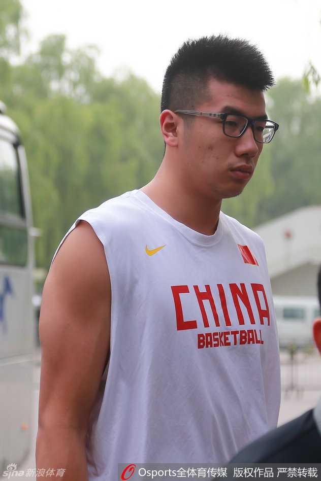 郭艾伦与睢冉在训练中相视而笑，汗水浸湿了他们的球衣，但年轻的脸庞上洋溢着对篮球最纯粹的热爱和即将踏上奥运赛场的憧憬。