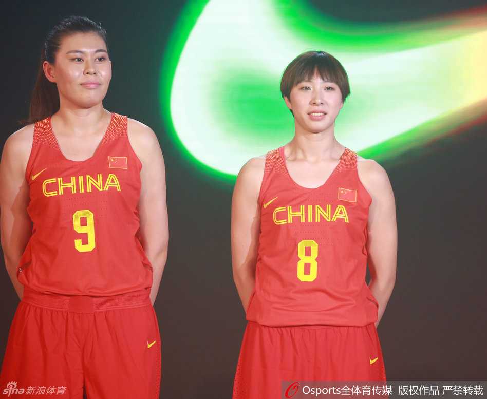 中国男篮教练组成员在台下轻松交流，主帅宫鲁鸣双手环抱露出标志性的微笑，这位儒帅正用他特有的方式给弟子们最后的心理按摩。