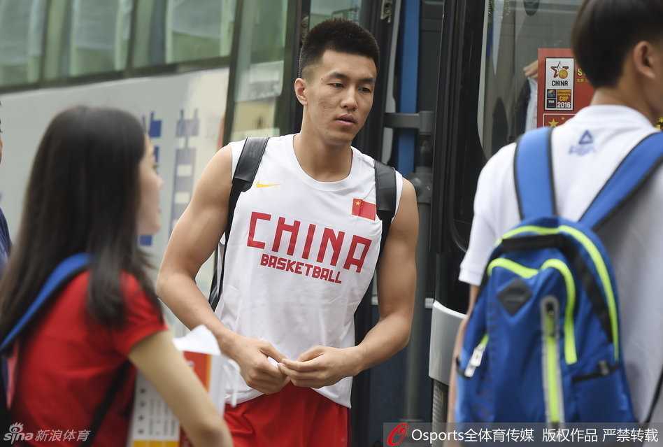 郭艾伦、周琦和王哲林在训练中笑容满面，彼此开着玩笑，显示出年轻一代球员之间的良好化学反应