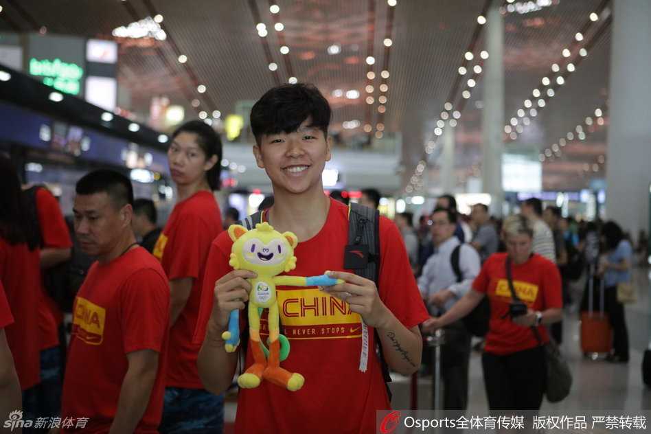 露雯和孙梦然在镜头前默契搞怪，一个假装正经一个故意搞怪，顽皮的举动瞬间引爆了现场的气氛，展现了女篮队内轻松活泼的一面。