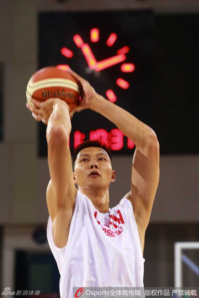 易建联高高跃起，手中篮球在空中划出一道完美的弧线，那是无数次力量训练后沉淀出的肌肉记忆。