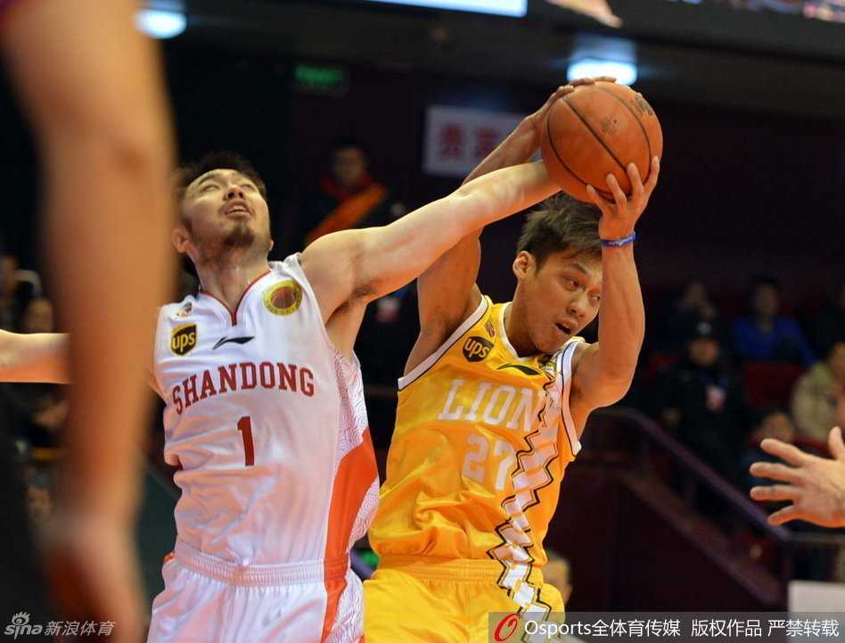 野兽对决与意外冲突:CBA那些令人血脉偾张的瞬间 山东队防守悍将睢冉如同猎豹般紧贴对手,目光如炬,寸步不让,上演了一场令人窒息的贴身盯防。