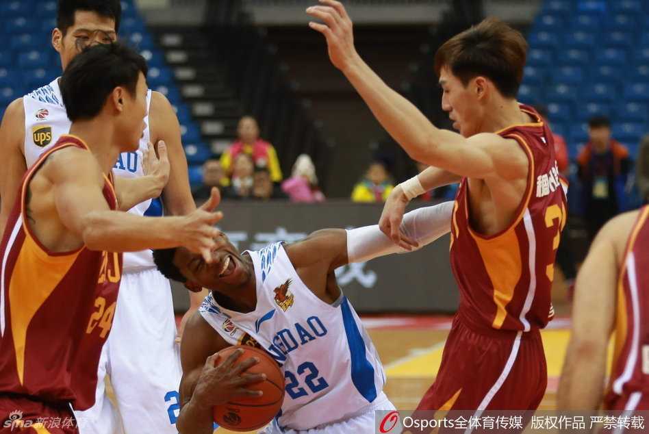 野兽对决与意外冲突:CBA那些令人血脉偾张的瞬间 情绪失控的佛山队外援贝尼尼一脚踹向场边的广告牌,瞬间成为全场焦点,也为此付出了惨痛代价。