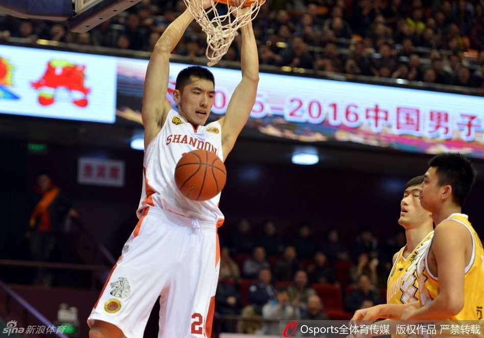 野兽对决与意外冲突:CBA那些令人血脉偾张的瞬间 浙江队球员张大宇奋力扑防,却无奈扑空,身体失去平衡,目送篮球从指尖滑过。