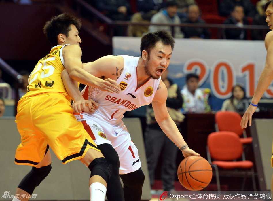 野兽对决与意外冲突:CBA那些令人血脉偾张的瞬间 佛山队外援贝尼尼护球时不慎倒地,但他依然死死将球抱在怀中,眼神坚毅,上演了一出奋不顾身的护球好戏。