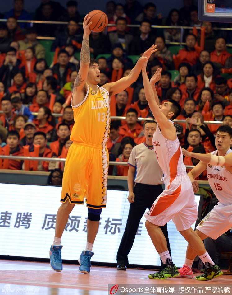 野兽对决与意外冲突:CBA那些令人血脉偾张的瞬间 佛山队外援贝尼尼在拼抢中痛苦倒地,表情扭曲,与地板亲密接触的瞬间令人揪心。