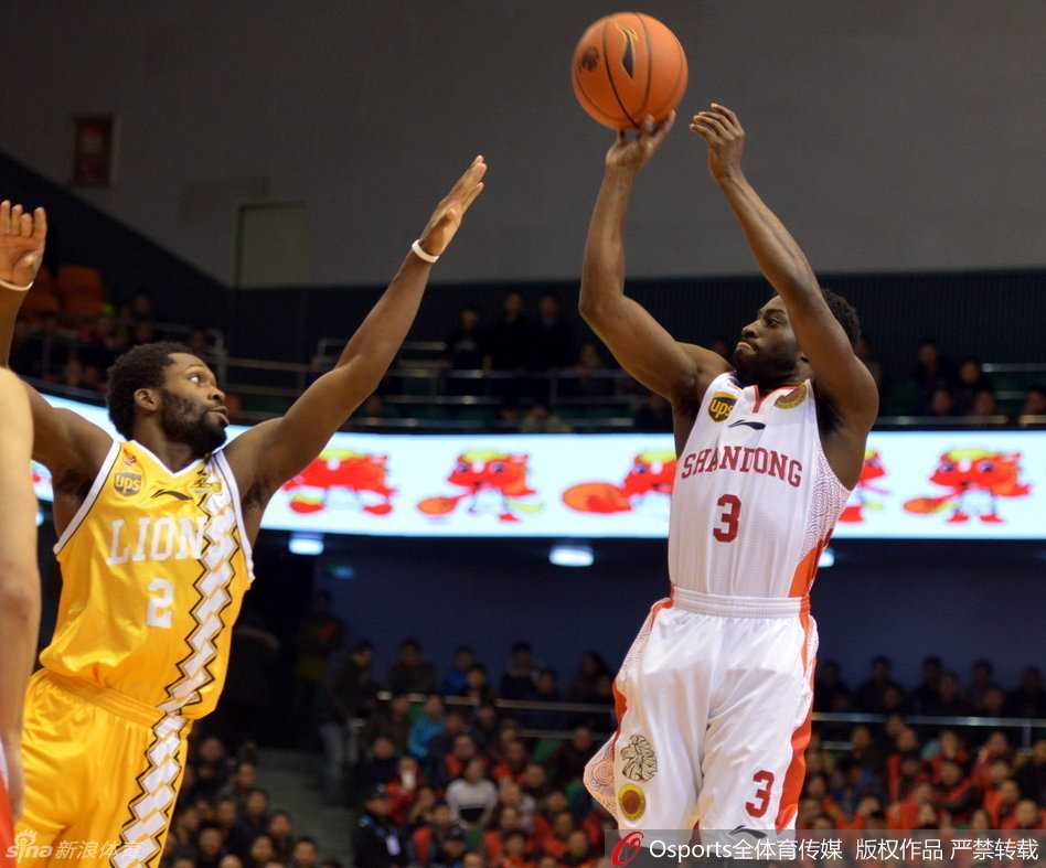 野兽对决与意外冲突:CBA那些令人血脉偾张的瞬间 裁判哨响后,吉布森神情落寞,眼神中充满困惑与不甘,似乎对刚才的判罚或是自己的状态感到难以置信。