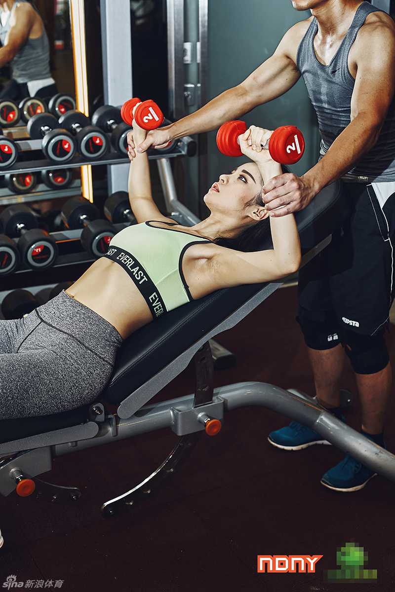 AJ在舞台中央展示舞姿，一条腿高高抬起，手臂肌肉线条在灯光下闪耀，力与美的结合让人移不开眼。