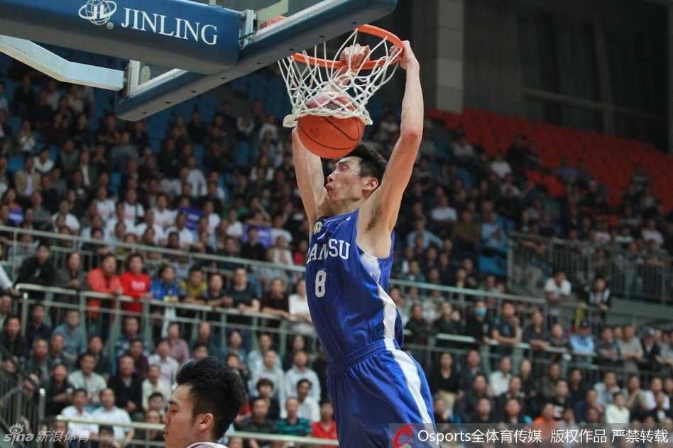 鏖战丹阳!CBA季前赛次日江苏力克浙江 上海大胜广厦 上海队内线巨塔双手暴扣,篮球架被他砸得嗡嗡作响,身旁的广厦防守球员只能无奈仰望,这一刻他就是篮下的绝对霸主。