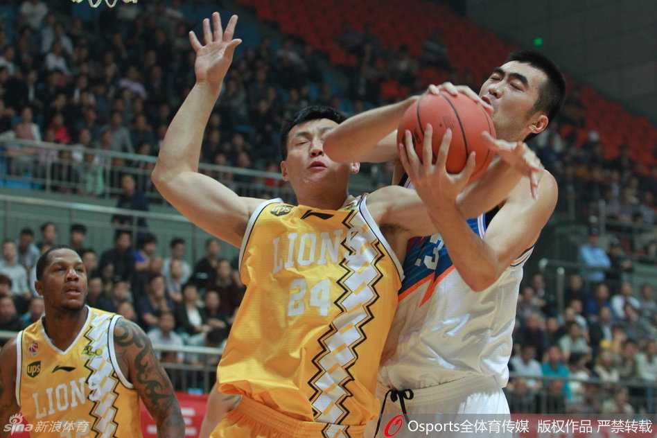 鏖战丹阳!CBA季前赛次日江苏力克浙江 上海大胜广厦 江苏队获胜后,替补席球员们全部起立欢呼,挥舞着手中的毛巾,脸上的笑容比丹阳的灯光还要灿烂,尽情释放着胜利的喜悦。