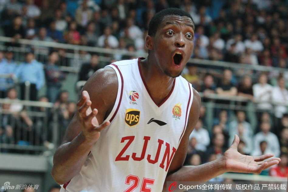 鏖战丹阳!CBA季前赛次日江苏力克浙江 上海大胜广厦 广厦队核心后卫在人缝中灵巧穿越,他像一条游龙般穿梭于上海队的多人包夹之间,用一记飘逸的跳投为球队艰难取分。