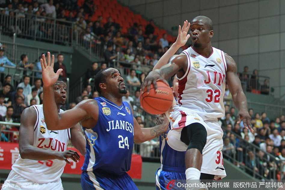 鏖战丹阳!CBA季前赛次日江苏力克浙江 上海大胜广厦 江苏队外援在三人围剿下强行上篮,身体在空中完全舒展,仿佛展翅的雄鹰,用指尖将篮球轻柔地送入篮筐。