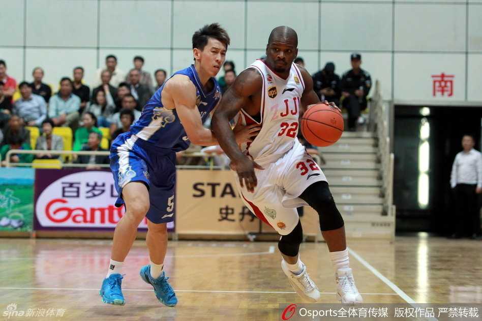 鏖战丹阳!CBA季前赛次日江苏力克浙江 上海大胜广厦 江苏队后卫如猎豹般持球突破,在浙江队长人建立的铜墙铁壁前,依然目光如炬,寻找着转瞬即逝的传球良机。