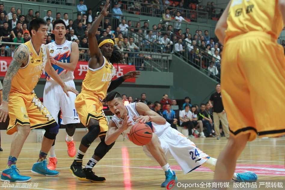 鏖战丹阳!CBA季前赛次日江苏力克浙江 上海大胜广厦 双方球员在篮下为争夺篮板球绞杀在一起,无数只手同时伸向篮球,肌肉碰撞的闷响仿佛穿透了画面,比赛的激烈程度可见一斑。