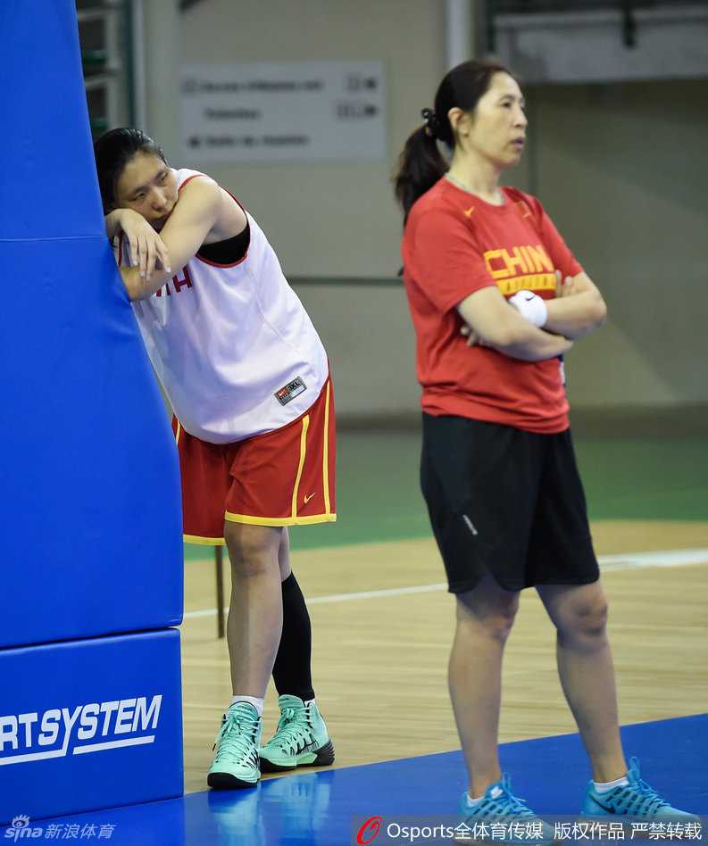 主帅马赫一脸严肃地站在场边对场上队员的表现做出手势反馈，他的眉头紧锁，表情严峻，似乎对刚才的防守轮转并不满意，场上的空气仿佛都凝固了。