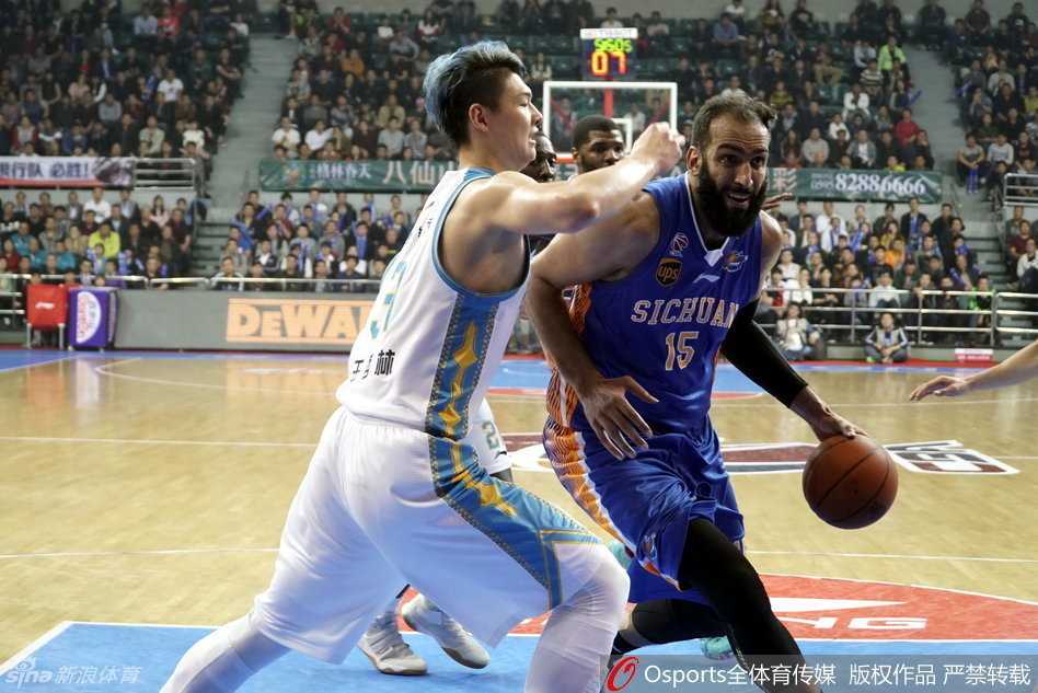 王哲林在哈达迪长臂笼罩下强行转身，肌肉线条紧绷，眼神里满是不甘与求胜的渴望。