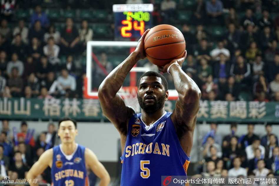 福建与四川众将在篮下绞杀成一团，手臂交错肌肉碰撞，每一次篮板球的争抢都如同决战。