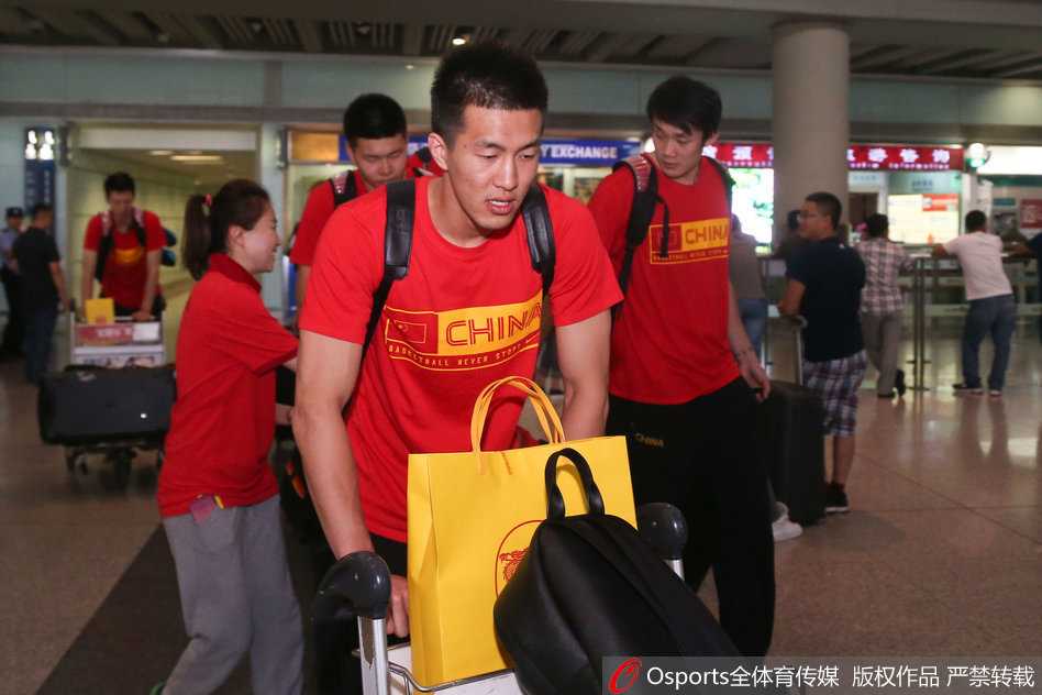 王哲林与李根并肩而行，两人一边走一边低声交流着拉练心得，神态专注而放松。