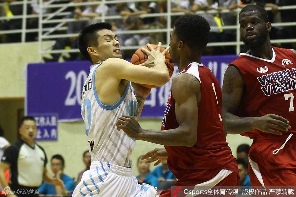 在内线的肌肉丛林中，孙桐林用力量和技术强打硬凿，每一次背打都充满了血性与力量。