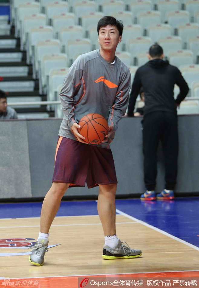 巴蒂斯塔在篮下卡位要球，肌肉线条分明，眼神中透露出对胜利的渴望