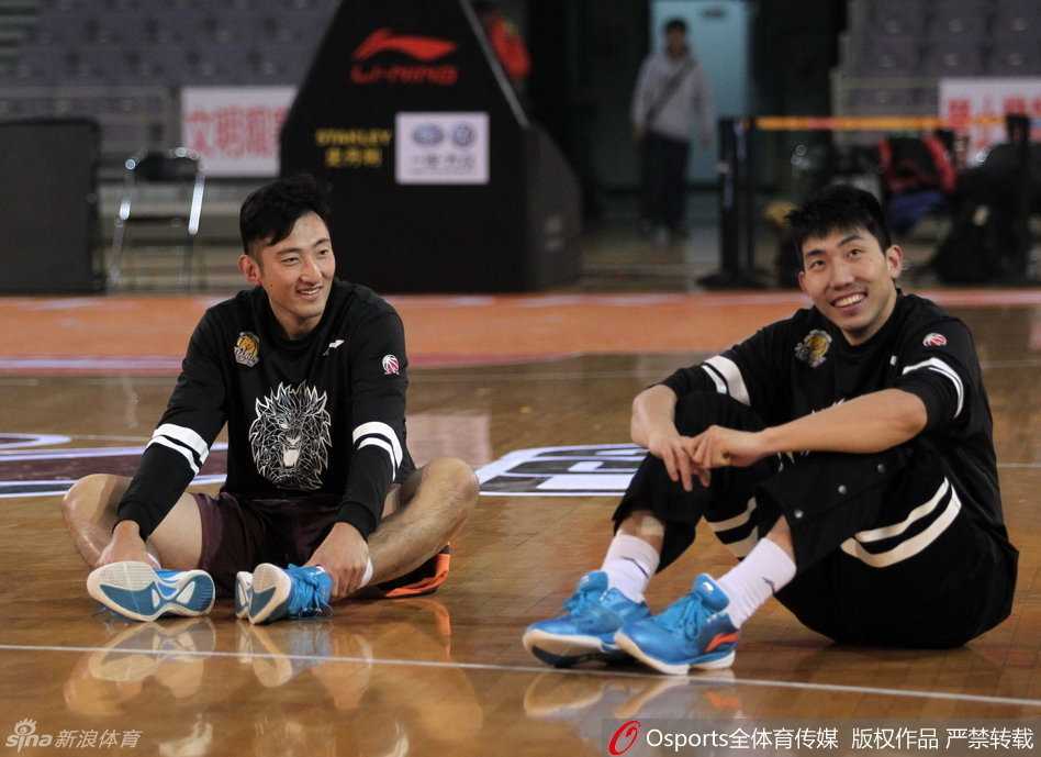 卡姆拉尼控球组织进攻，伊朗后卫特有的沉稳气质让他成为北控场上的节拍器