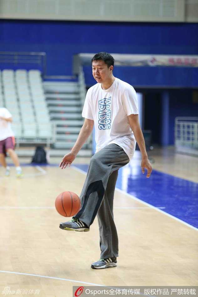 韩硕运球突破时眼神坚毅，八一白色战袍随动作扬起，对面防守球员只能望其项背