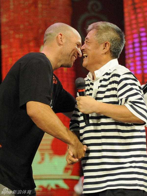 球场上，赵本山与NBA名宿贾森·基德热情相拥，不同领域的传奇人物通过篮球紧紧联系在一起