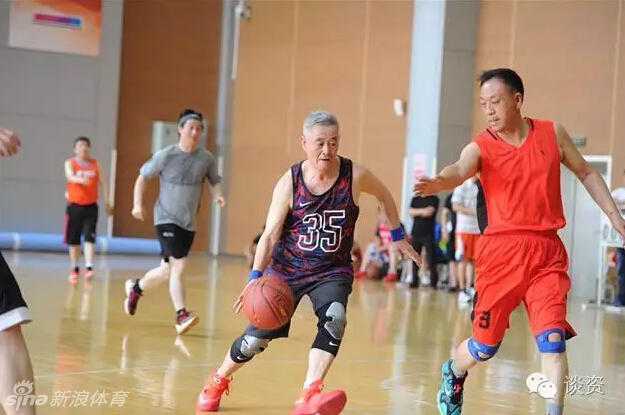 篮球场上，赵本山与NBA球星理查德森亲切互动握手，两人脸上都洋溢着笑容，这一刻体育与娱乐完美交融