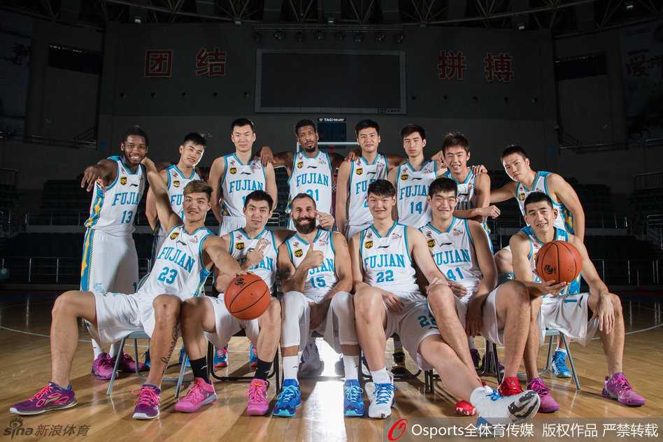 福建队官方写真花絮，球员们列队展示新赛季战袍，每个人都精神饱满准备迎接新挑战。