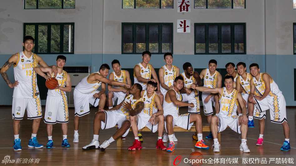 广厦双外援霍尔曼与帕戈在比赛中击掌呼应，一内一外默契十足，他们是球队攻防两端的核心引擎。