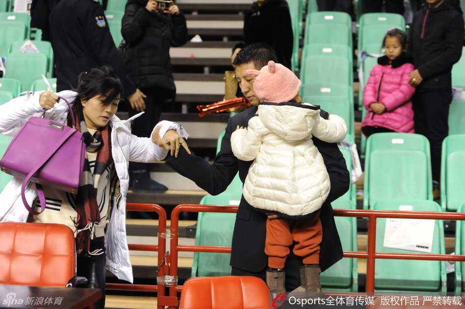 郭士强目光温柔地看向场边的妻子，妻子面带微笑轻声鼓励，两人眼神交汇充满默契与支持