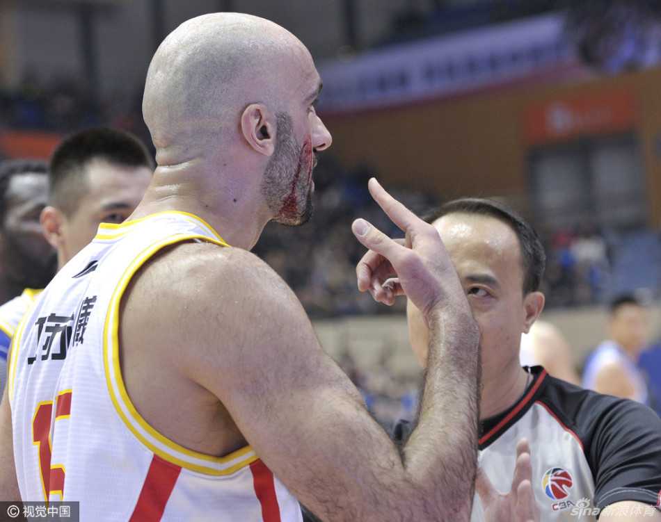 同曦队主帅丁伟因不满判罚，激动地向技术台抗议，随后被裁判吹罚技术犯规。