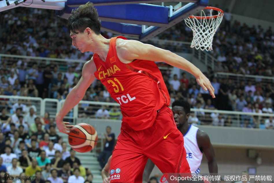 宫鲁鸣指导在场边拉住郭艾伦，神情严肃地进行战术面授机宜