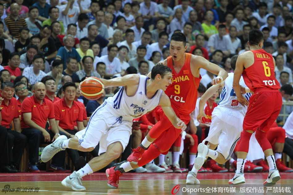 郭艾伦如闪电般撕裂防守，在长人丛中高难度上篮，身体对抗后依然保持平衡