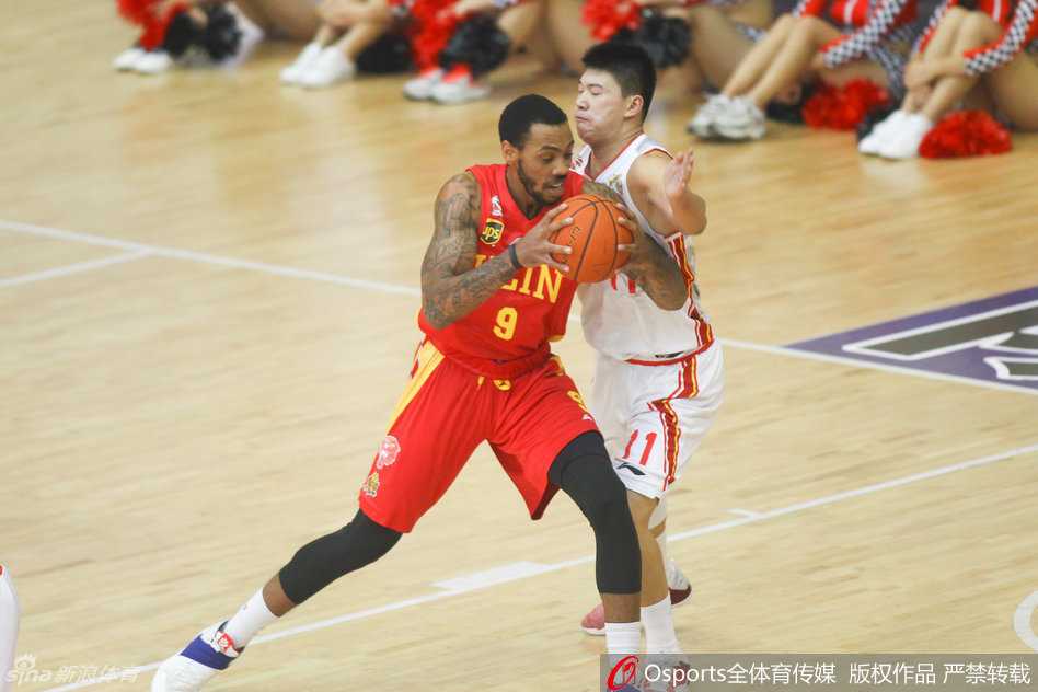 吉林外援托马斯在邹雨宸和德勒黑的双人包夹下强行起篮，激烈的身体对抗让整个球场为之震颤。