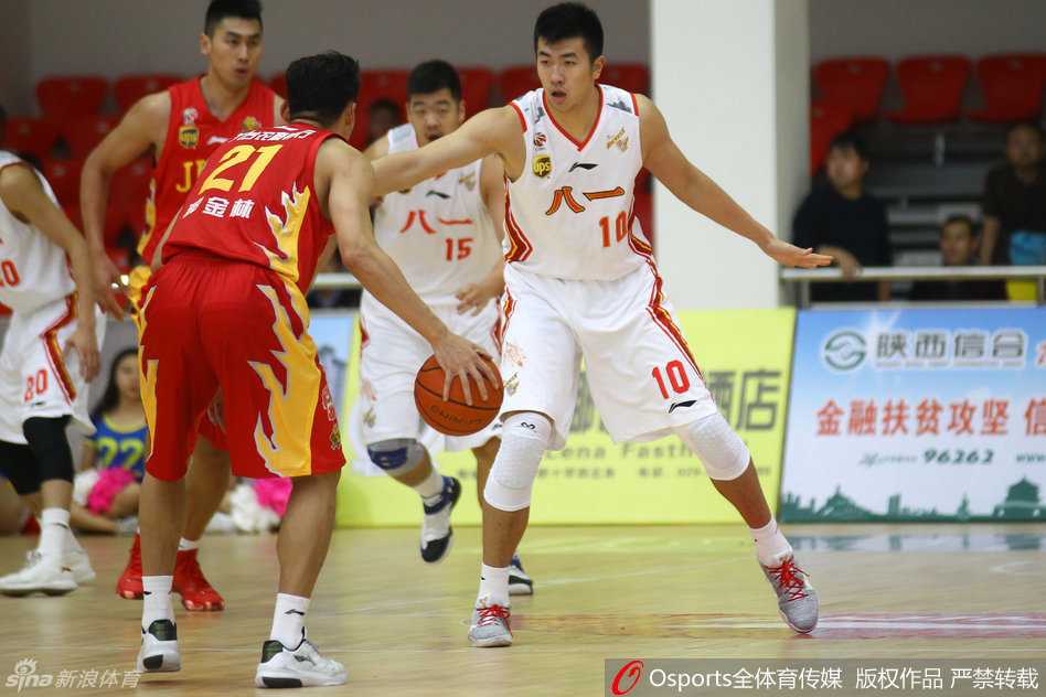 八一队中锋邹雨宸张开双臂全力干扰吉林外援托马斯的投篮，肌肉碰撞的火花仿佛穿透屏幕。