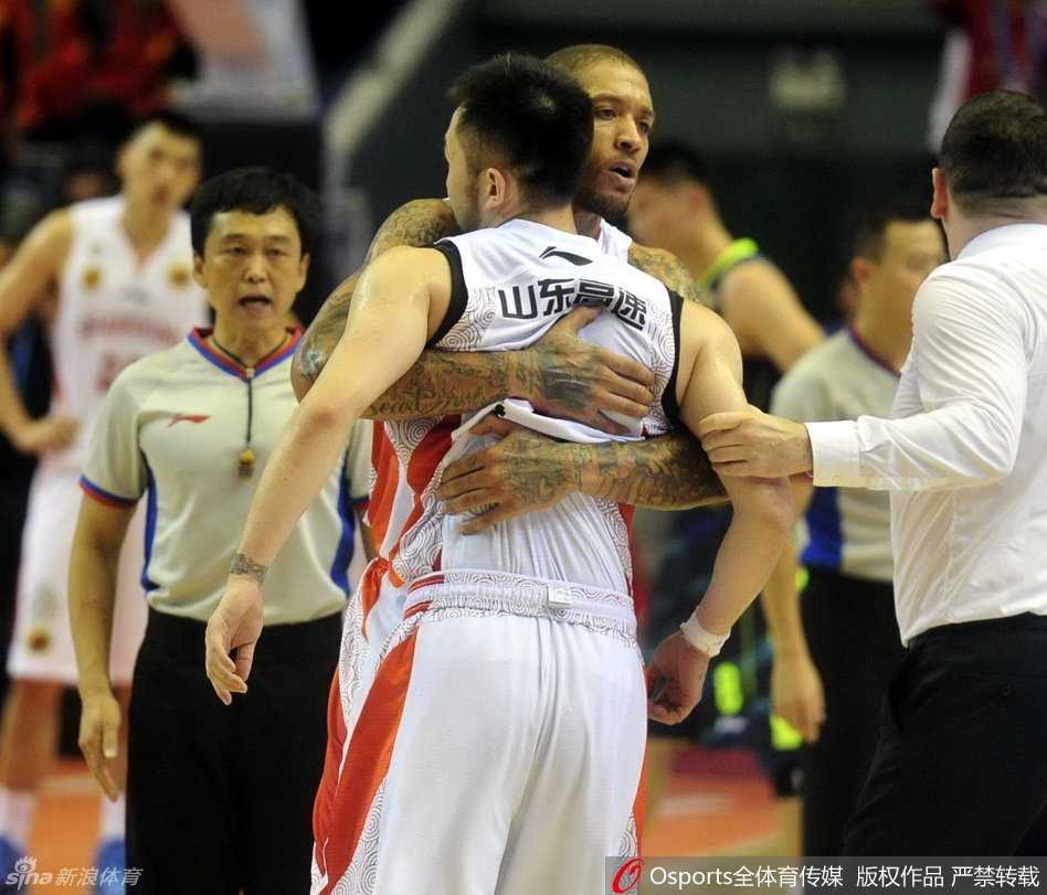 易建联单臂擎天，犹如直升机般腾空而起，狠狠将球砸进篮筐，背景是试图封盖却无能为力的山东大汉。