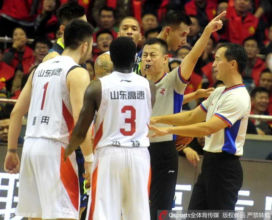 朱芳雨在三分线外高高跃起，手指轻柔地将球拨出，对面防守球员虽已封到脸上，却只能沦为这历史一刻的背景板。