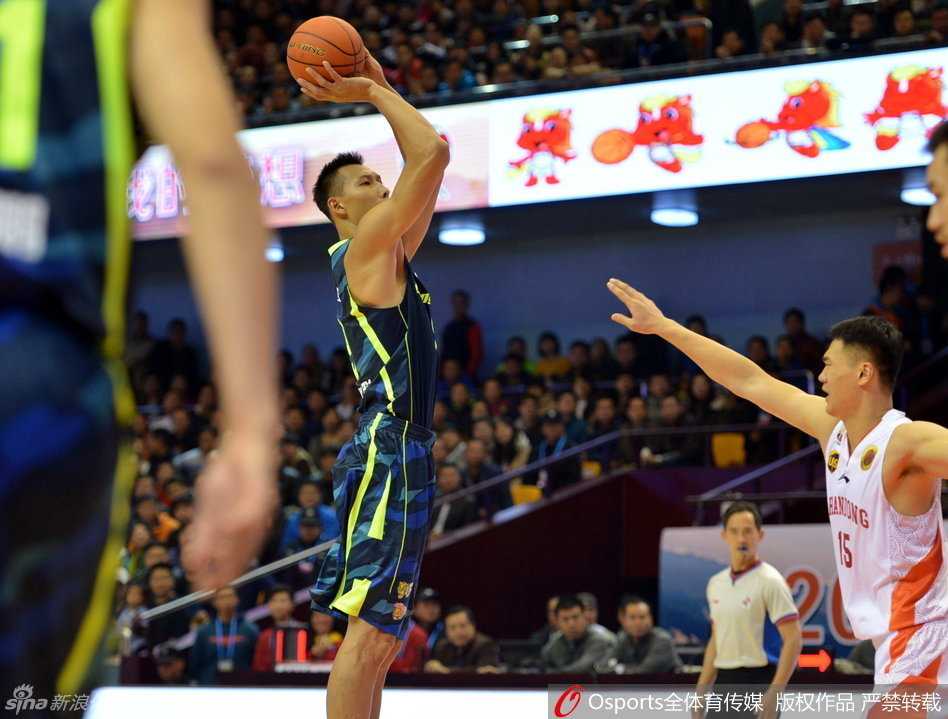 朱芳雨在三分线外干拔跳起，篮球划过一道彩虹般的弧线，网窝泛起洁白的水花，这一刻连空气都为之凝固。