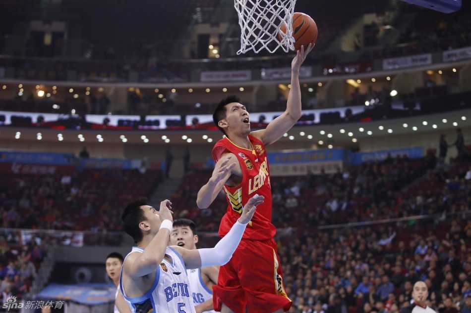 孙悦凭借出众的臂展和敏锐的防守嗅觉，从弱侧及时杀出，在对手即将出手的瞬间完成了一次精彩的补防封盖，将球队的防线扩展到了极致。